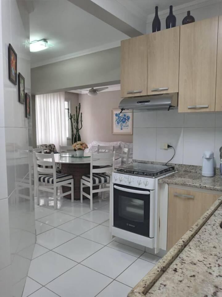 Апартаменти Apartamento completo na calçada da praia Гуаружа Екстер'єр фото