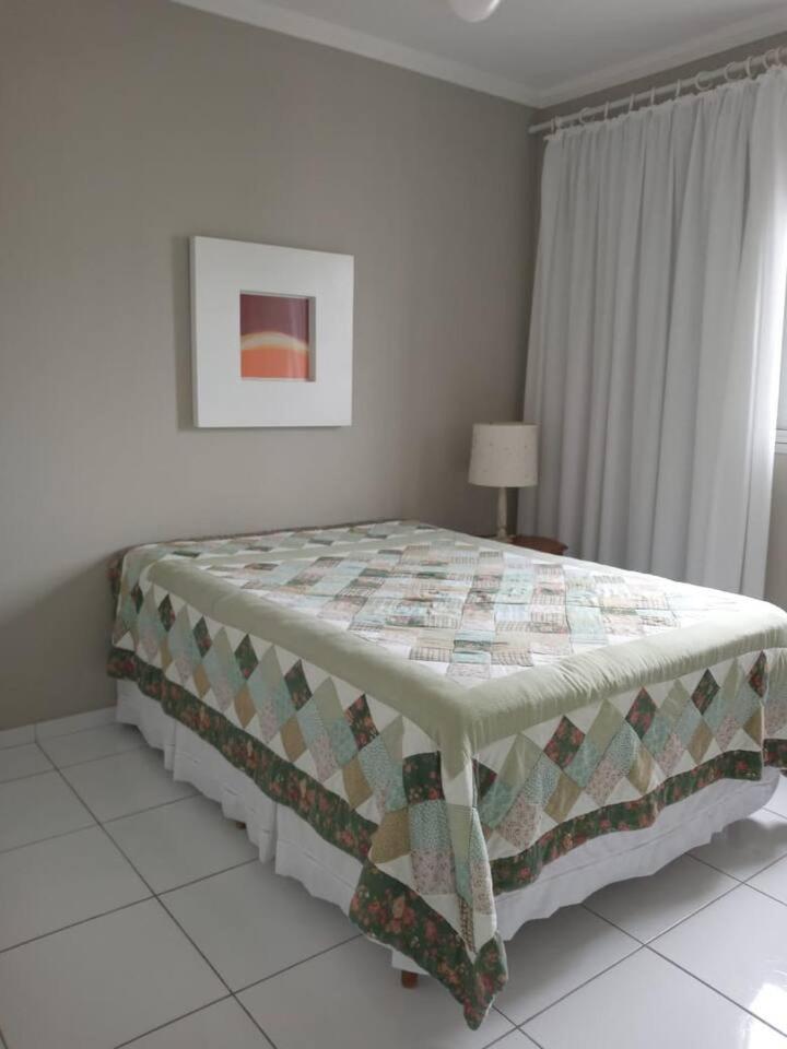 Апартаменти Apartamento completo na calçada da praia Гуаружа Екстер'єр фото