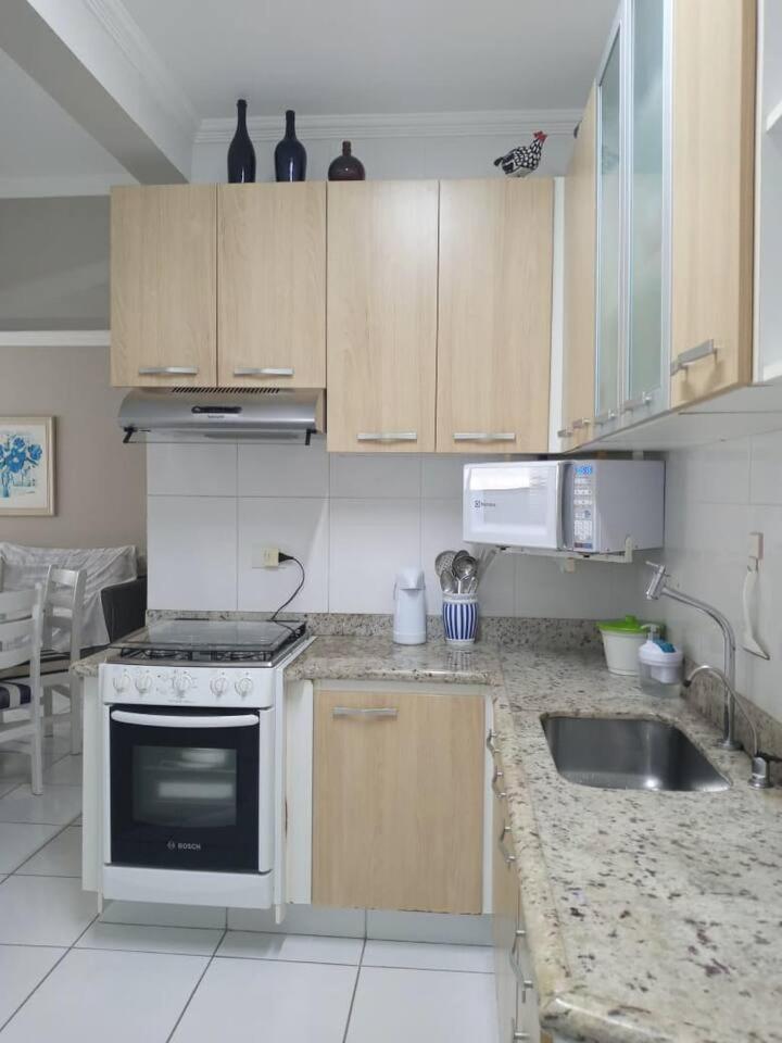 Апартаменти Apartamento completo na calçada da praia Гуаружа Екстер'єр фото